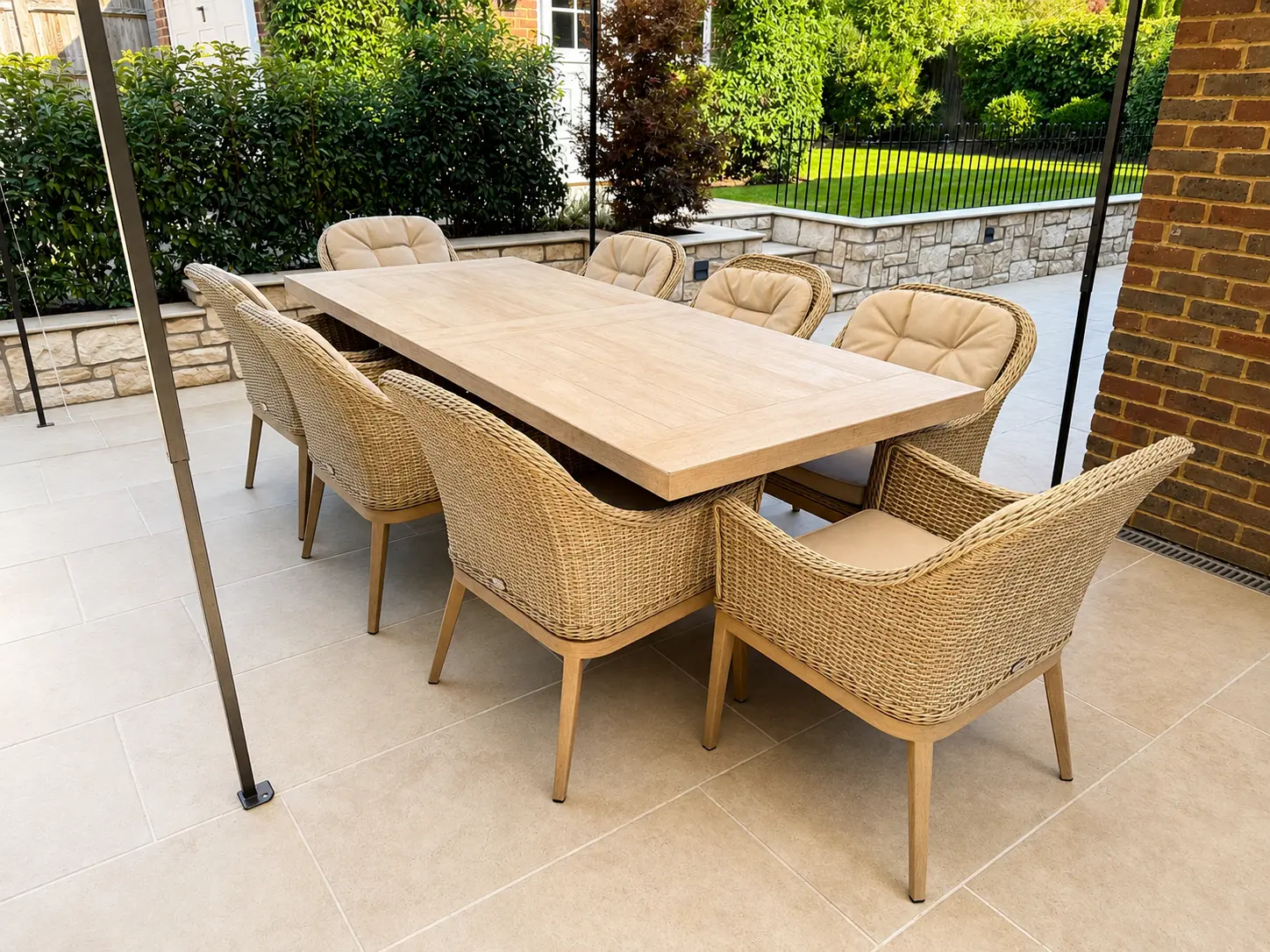 Covered terrace with a large outdoor dining table for eight
